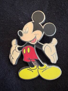 Disney Trading Pin - Mickey Mouse with arms open